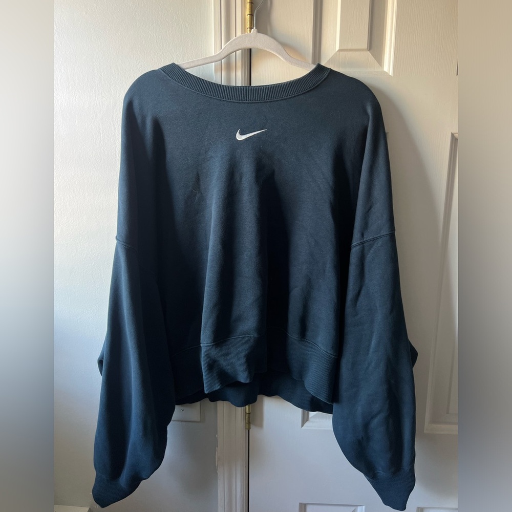 NIKE women’s navy crew neck sweatshirt swoosh logo EUC